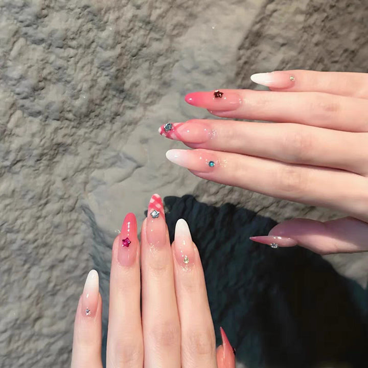 Dekorativer Press-On Nagelset mit Strass und künstlerischen Mustern Karnz