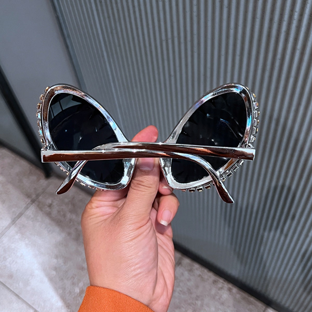 Damen futuristische Statement-Sonnenbrille mit funkelndem Kristallrahmen Karnz