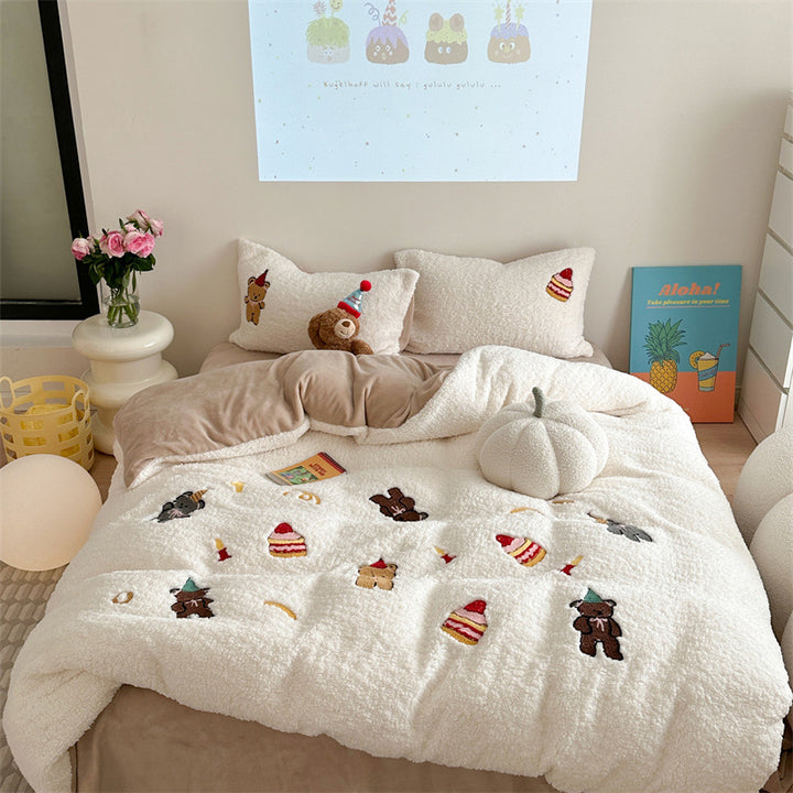 Kuscheliges Sherpa-Bettwäsche-Set mit gestickten Teddy- und Kuchenmotiven