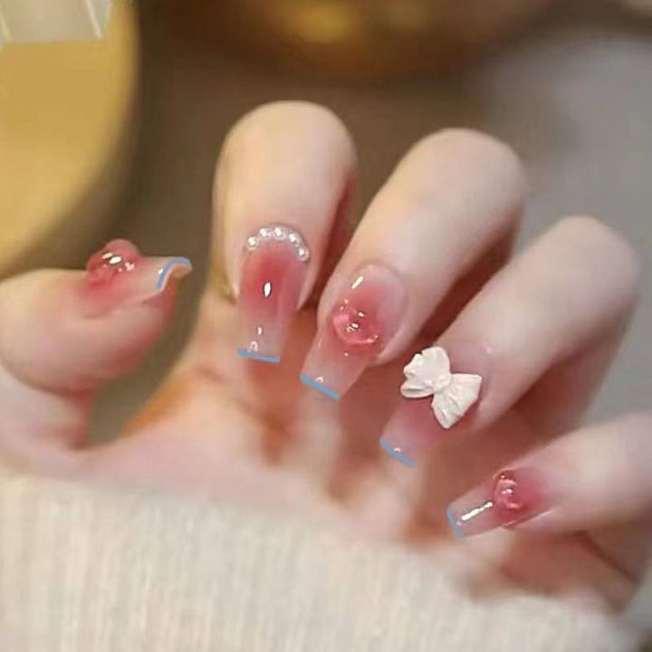 Kunstvolle Nagelkunst mit Glitzer- und Blumenapplikationen Karnz