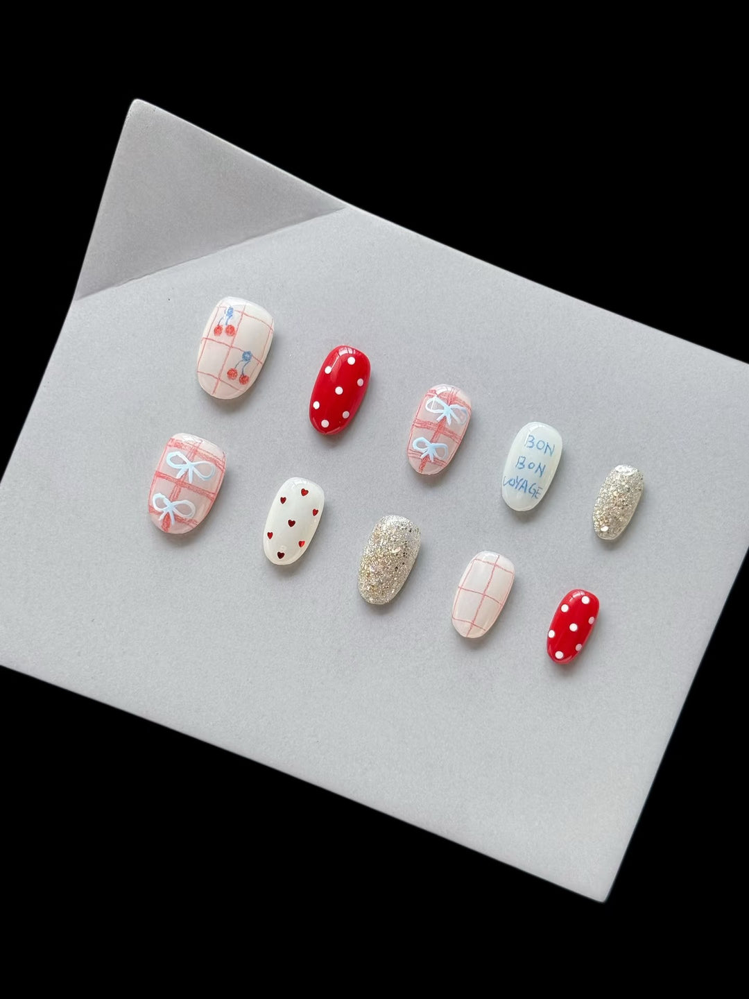 Dekoratives Press-On Nagelkunst-Set mit eleganten Themen