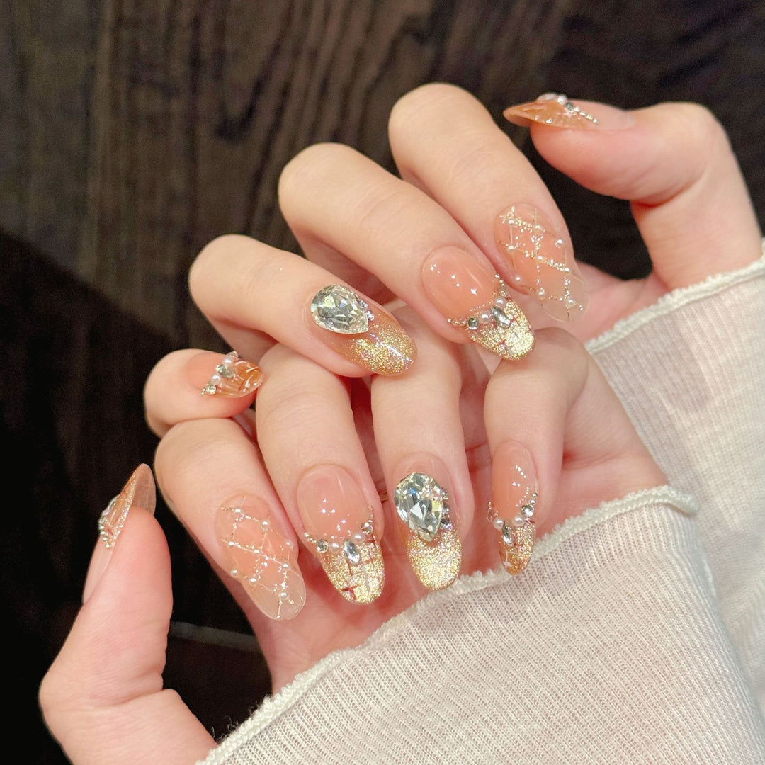 Elegante mit Strass verzierte Press-On Nagelkunst