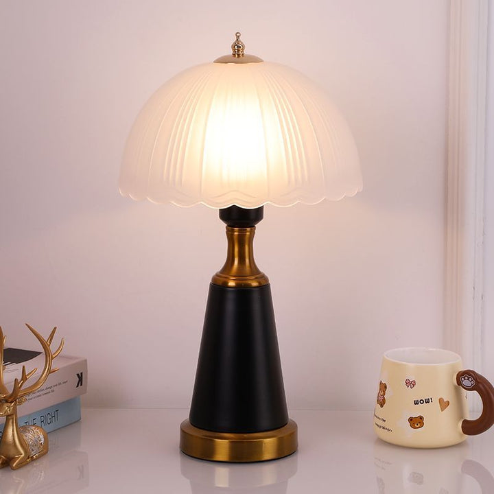 Moderne Tischlampe mit goldenen Akzenten