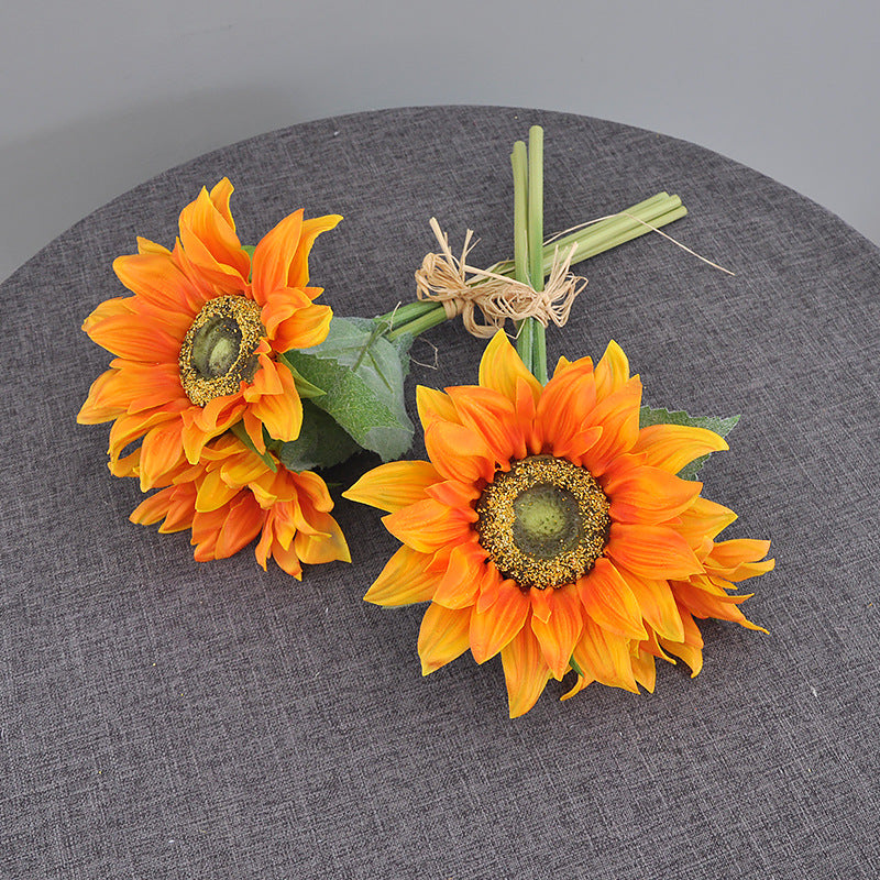 Dekorativer Sonnenblumenstrauß
