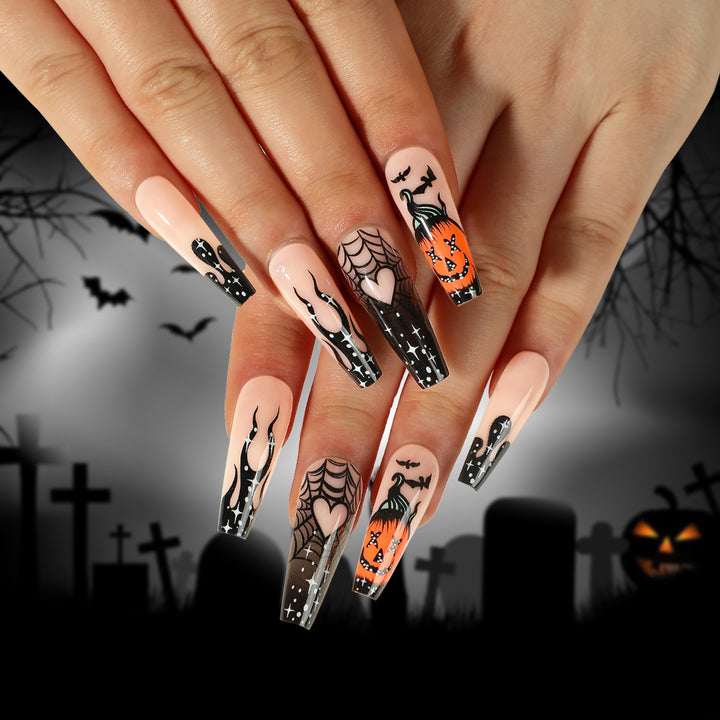 Kunstvolle Halloween-Nägel mit gruseligen Motiven Karnz
