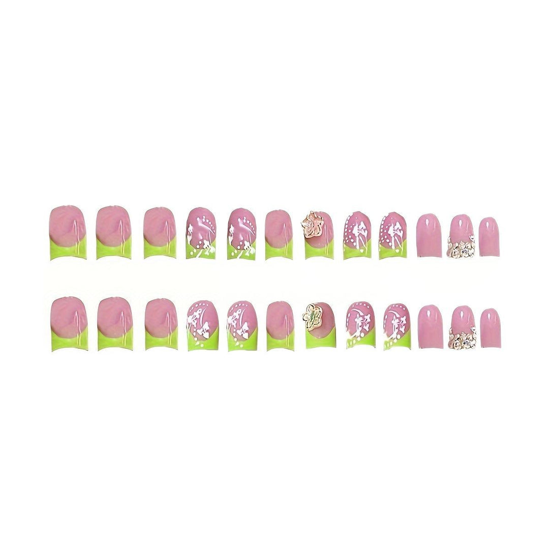 Glamouröse Floral Nagelkunst Karnz