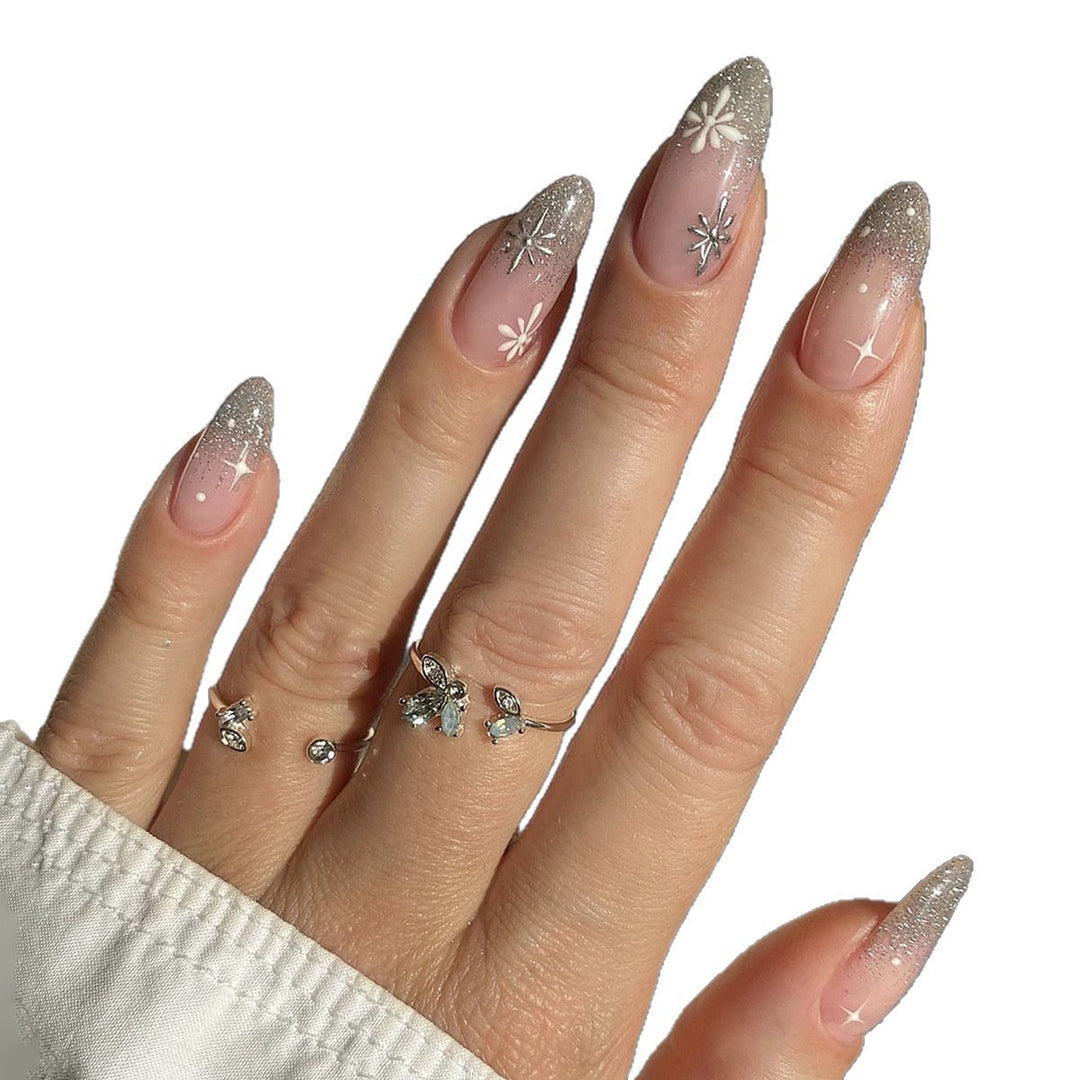 Kunstnagelset mit elegantem Glitzer-French-Design und kunstvollen Verzierungen Karnz