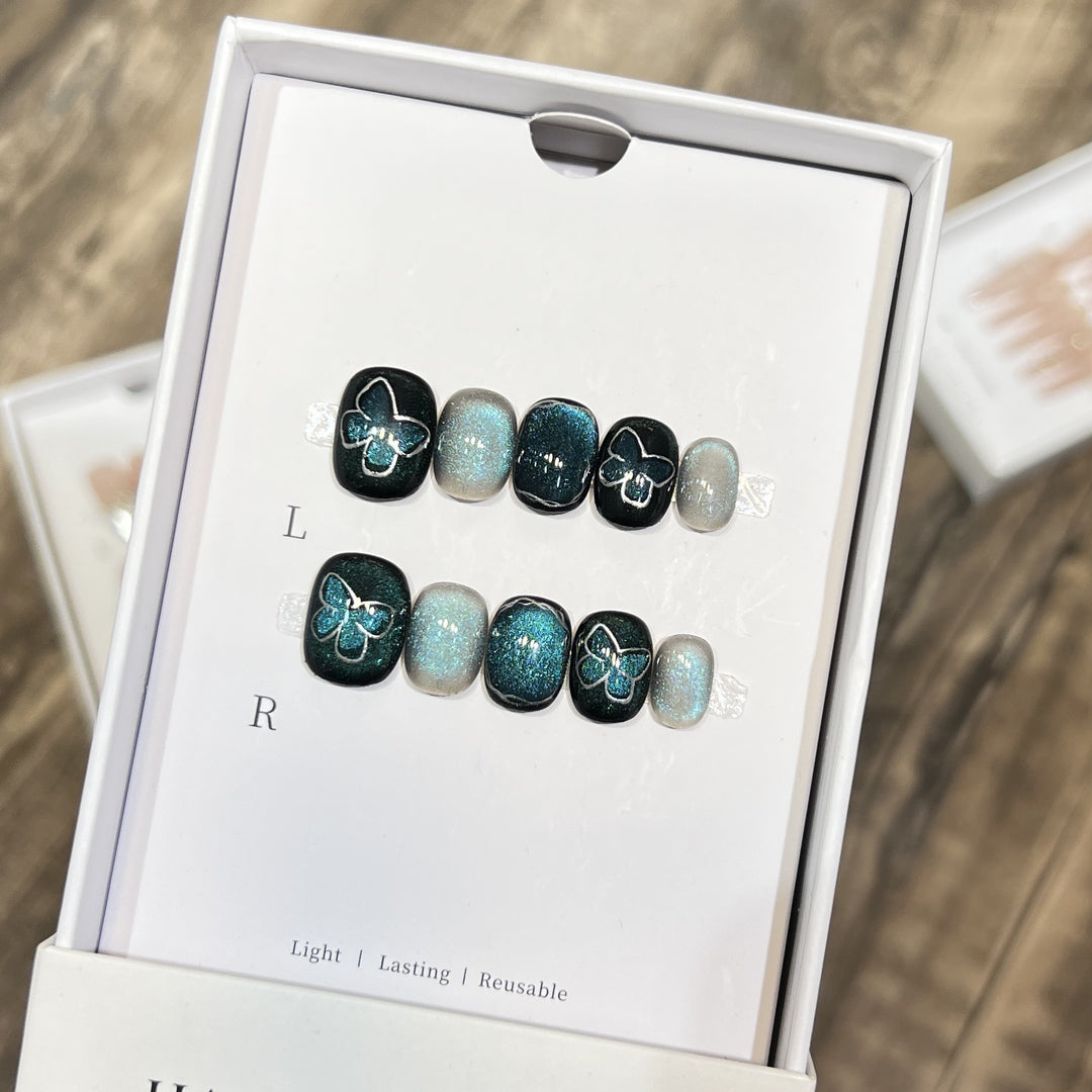 Dekoratives Press-On Nagelkunstset mit Schmetterlings- und Glitzerakzenten Karnz