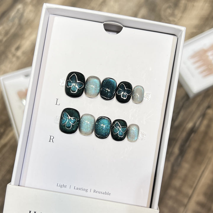 Dekoratives Press-On Nagelkunstset mit Schmetterlings- und Glitzerakzenten Karnz