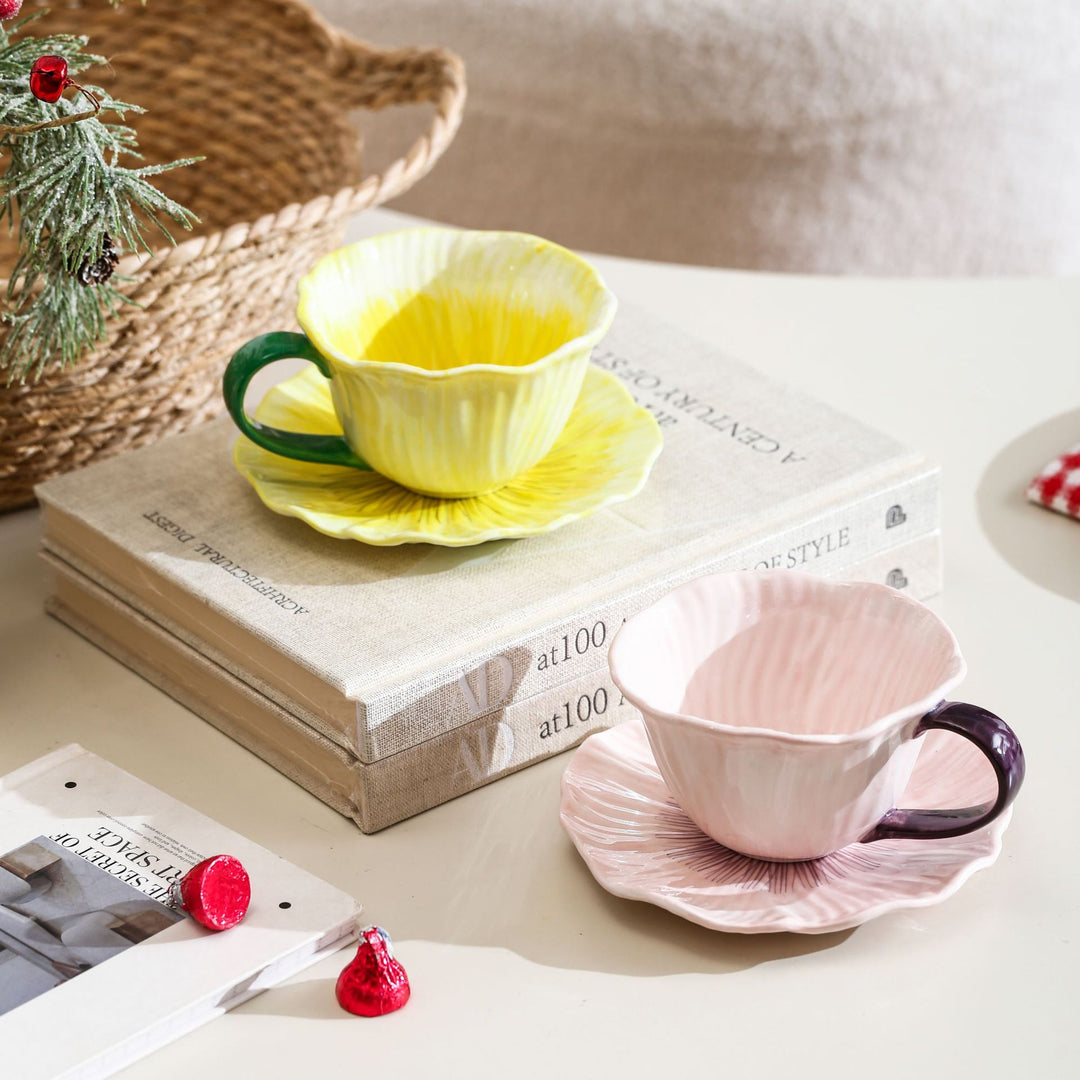 Keramiktasse mit Untertasse in Blütenform