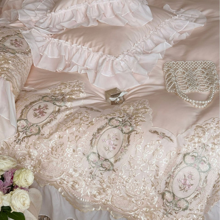 Luxuriöses Satin-Stickerei & durchsichtige Spitze Schichten Duvet Ensemble mit Rüscheneurobezügen
