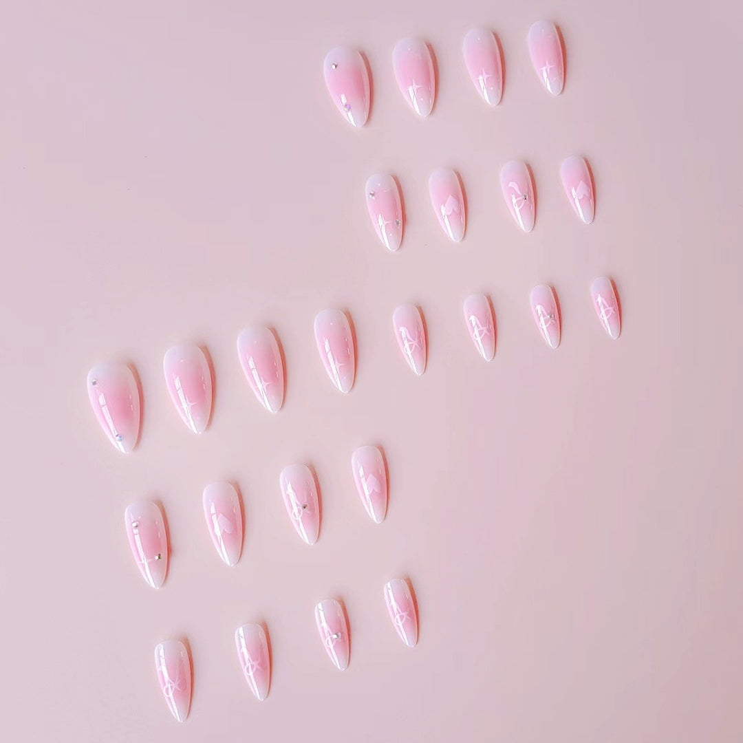 Kunstnagelset mit romantischem Herz-Design und verzierten Akzenten Karnz