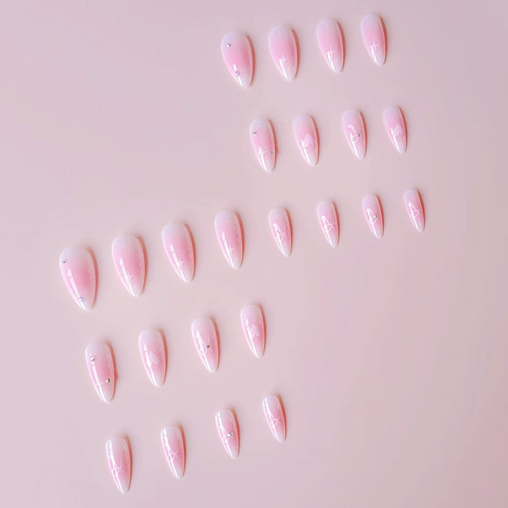 Kunstnagelset mit romantischem Herz-Design und verzierten Akzenten Karnz