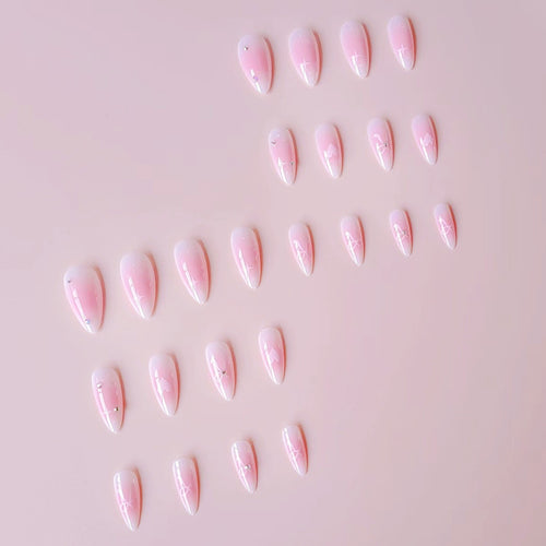 Kunstnagelset mit romantischem Herz-Design und verzierten Akzenten Karnz