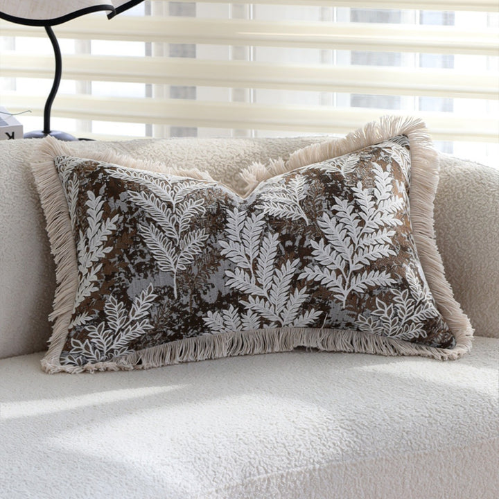 Rechteckiger dekorativer Kissenbezug mit besticktem Blatt‑Jacquard und Fransenrand Karnz