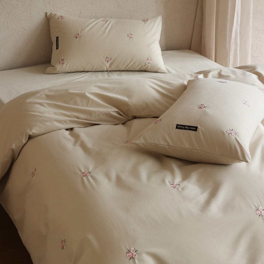 Langstapel Satin Bettbezug Set mit zartem floralem Stickmuster und Umschlag-Kissenbezügen