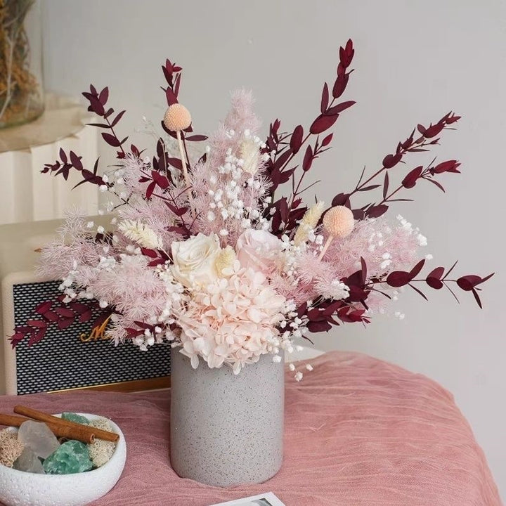 Eleganter getrockneter Blumenstrauß