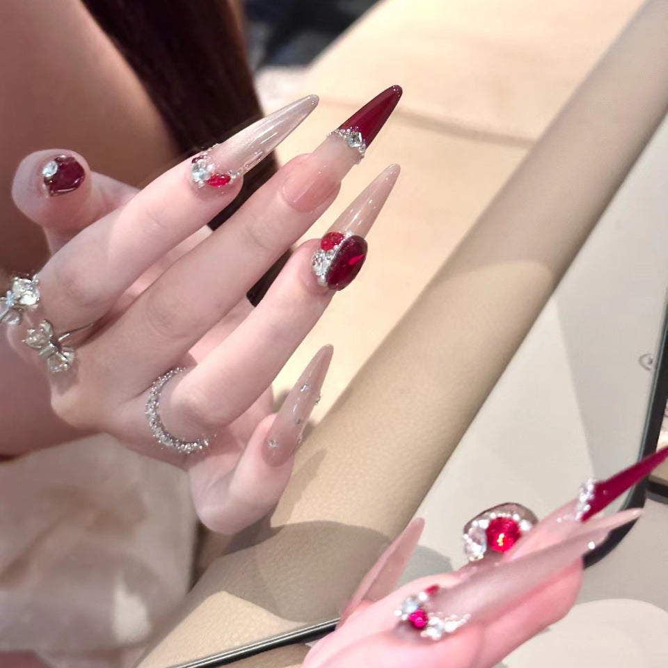 Dekoratives Stiletto Press-On Nagelset mit Strassakzenten