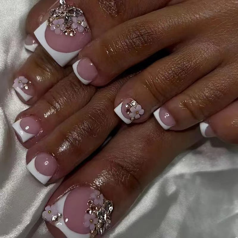 Kunstnagelset mit eleganten 3D-Blüten und Glitzerakzenten Karnz
