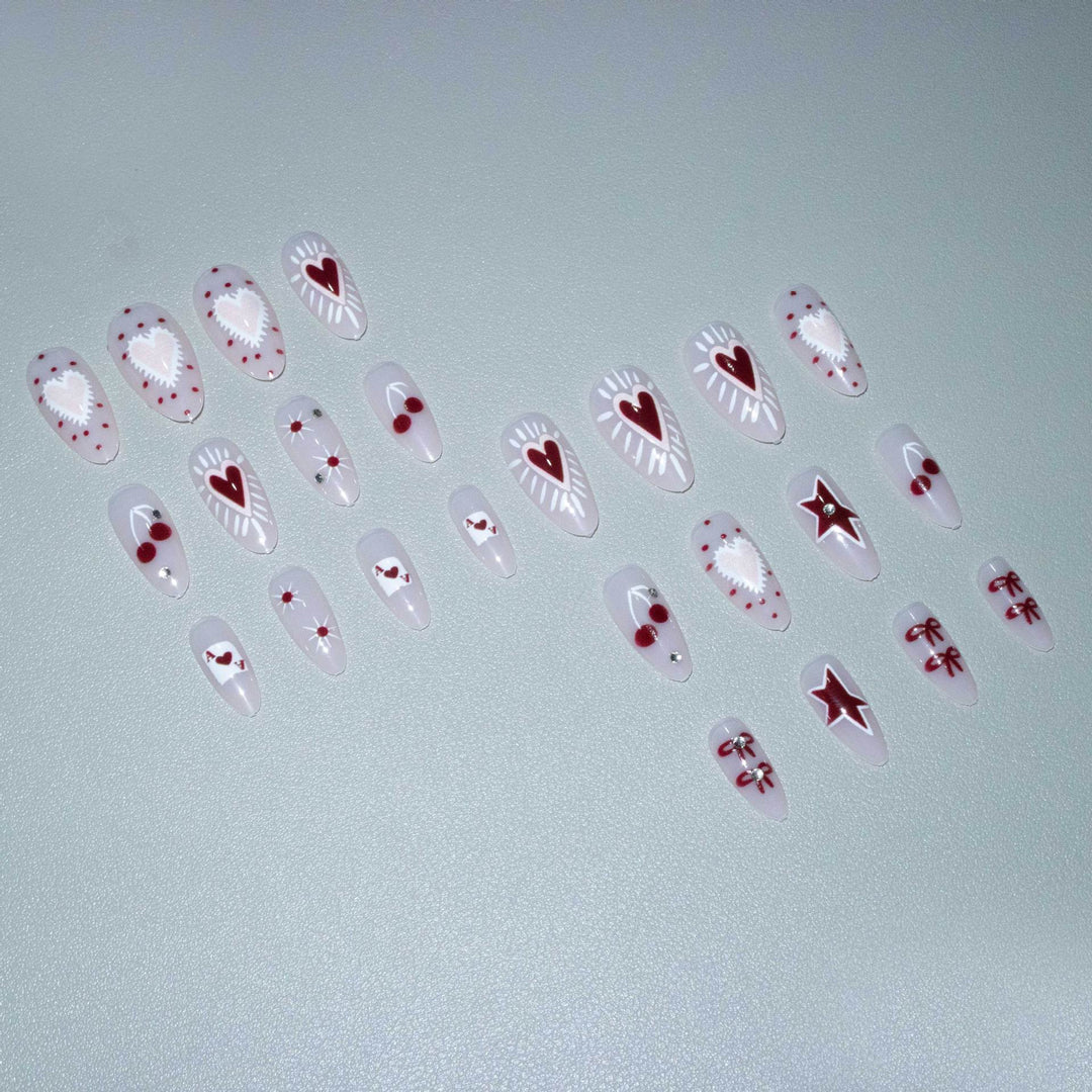 Künstlerisches Herz und Kirsche Nagelkunst