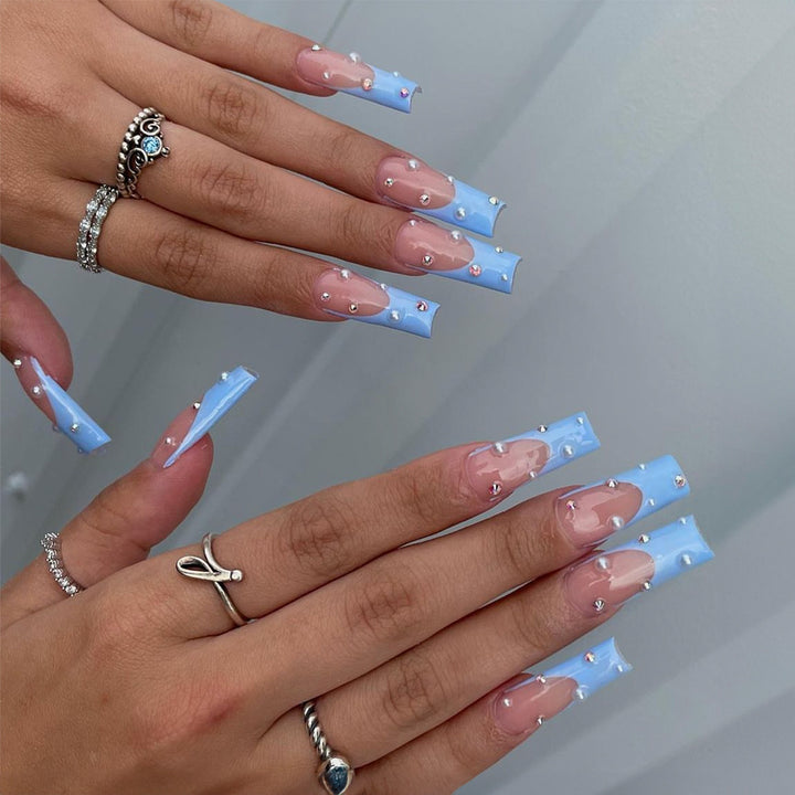Premium Dekorative Press-On-Nagelset mit eleganten blauen Spitzen und Juwelenakzenten Karnz