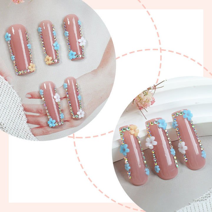 Dekorative Press-On Nagelset mit floralen und Edelsteinakzenten Karnz