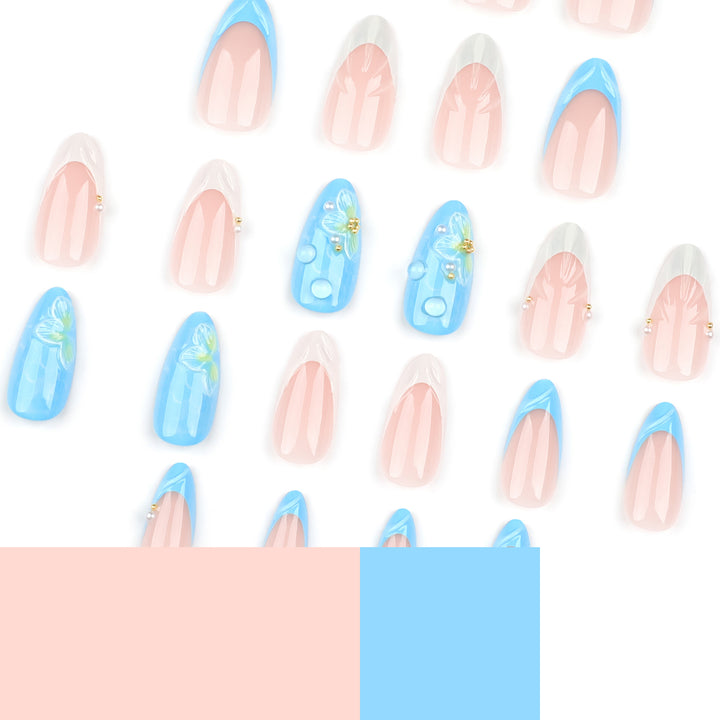 Kunstvolle Nagelkunst mit floralem Design und Glitzer Karnz