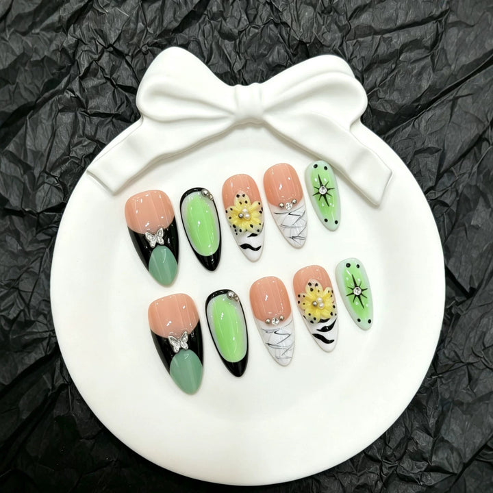 Künstlerisches Press-On Nagelkunstset mit floralen und Schmetterling-Akzenten
