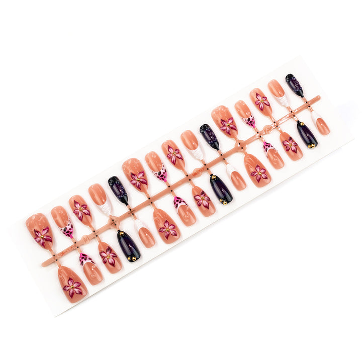 Künstlerisches Press-On Nail Art Set mit Floral-Akzenten Karnz