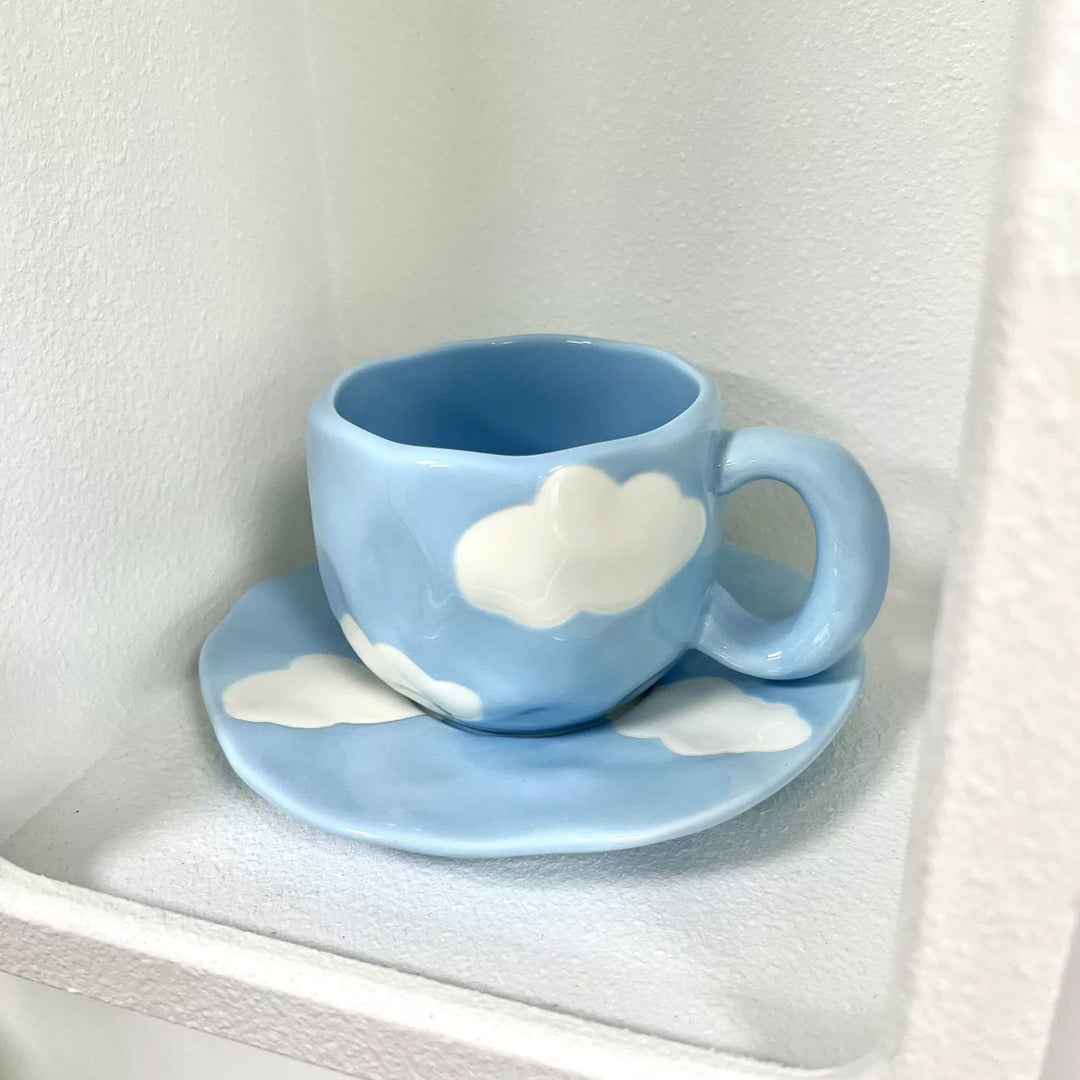 Keramik-Tasse mit handbemaltem Tulpenmuster und organischer Form
