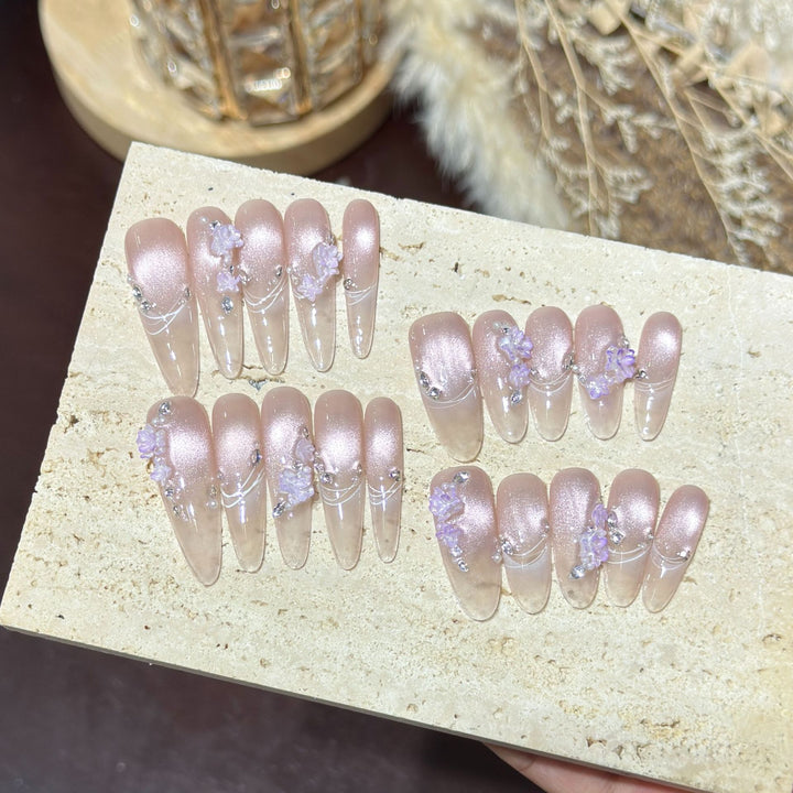 Elegantes Press-On-Nagelset mit floralen Verzierungen