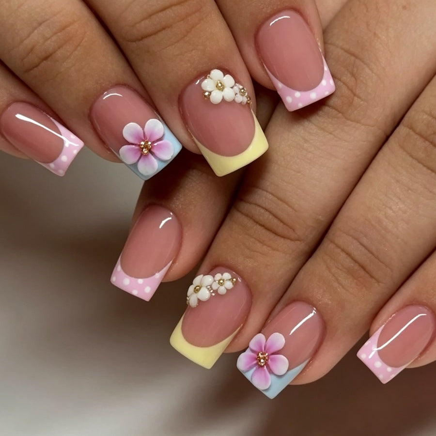 Kunstnagelset mit floralen Akzenten und bunten Spitzen Karnz