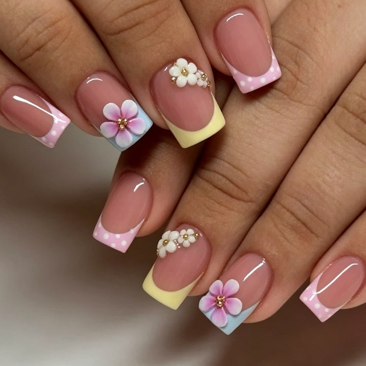 Kunstnagelset mit floralen Akzenten und bunten Spitzen Karnz