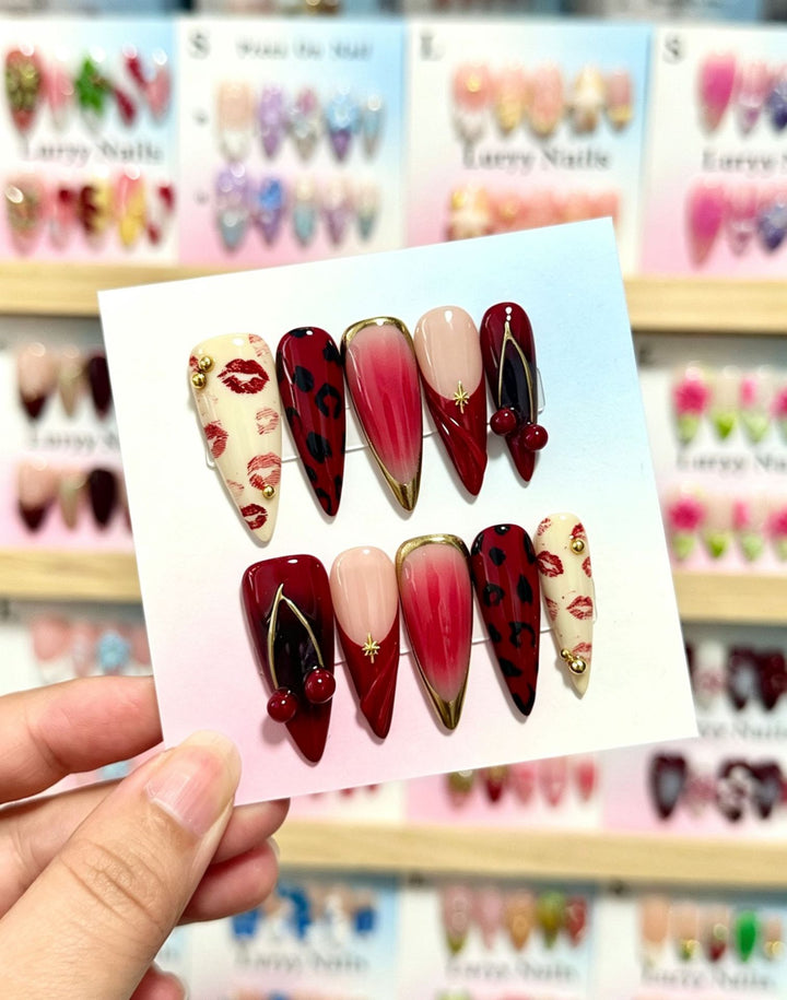 Künstlerisches Press-On Nagelset mit einzigartigen Lippen- und Tierdruckdesigns