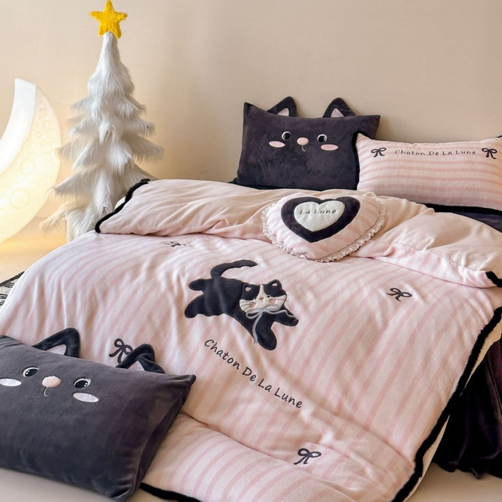 Kuschelige Microfleece-Bettwäschegarnitur mit 3D-Katzenapplikation und Herz-Zierkissen