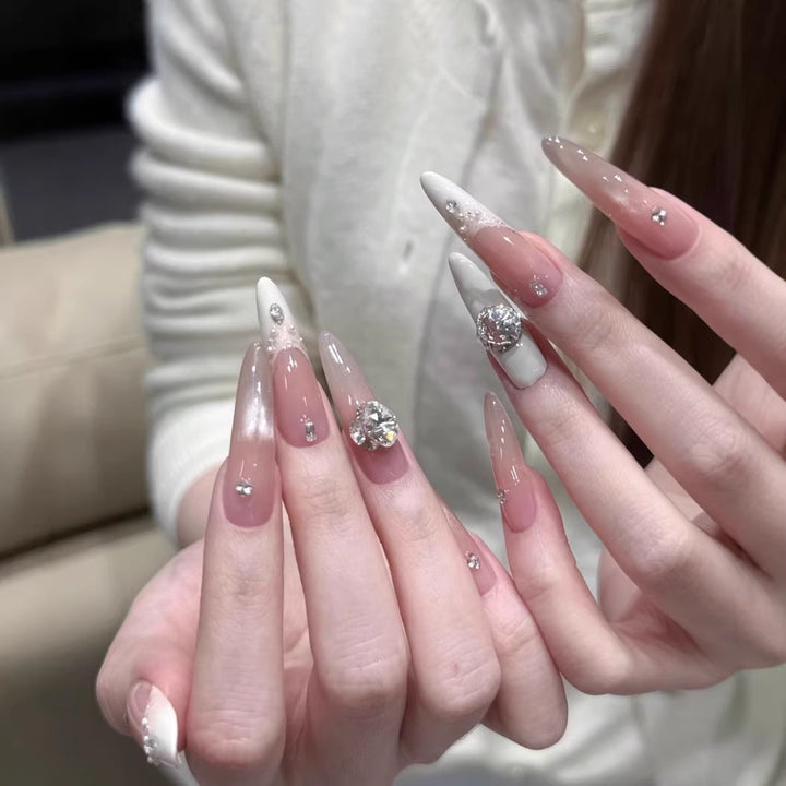 Glamouröse Acryl-Stiletto-Nagelerweiterungen