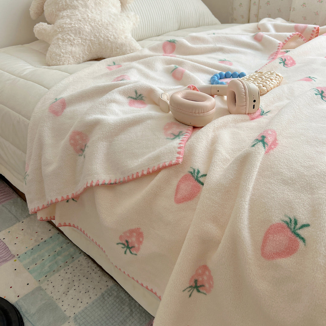 Kuscheldecke aus Mikrofleece mit Punktmuster und dekorativer Kettelnaht
