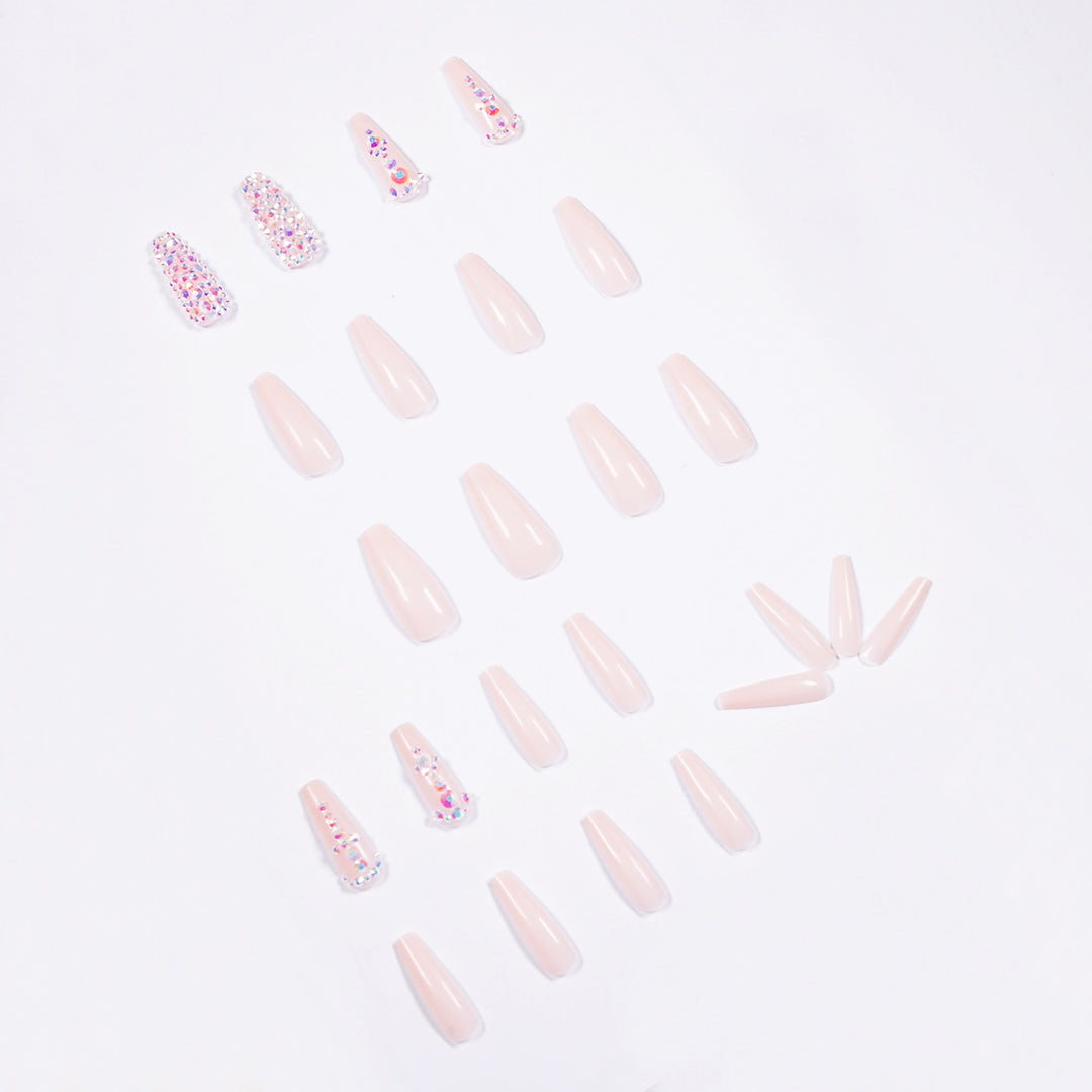 Glamouröse Nagelverlängerungen mit Strass-Akzenten Karnz