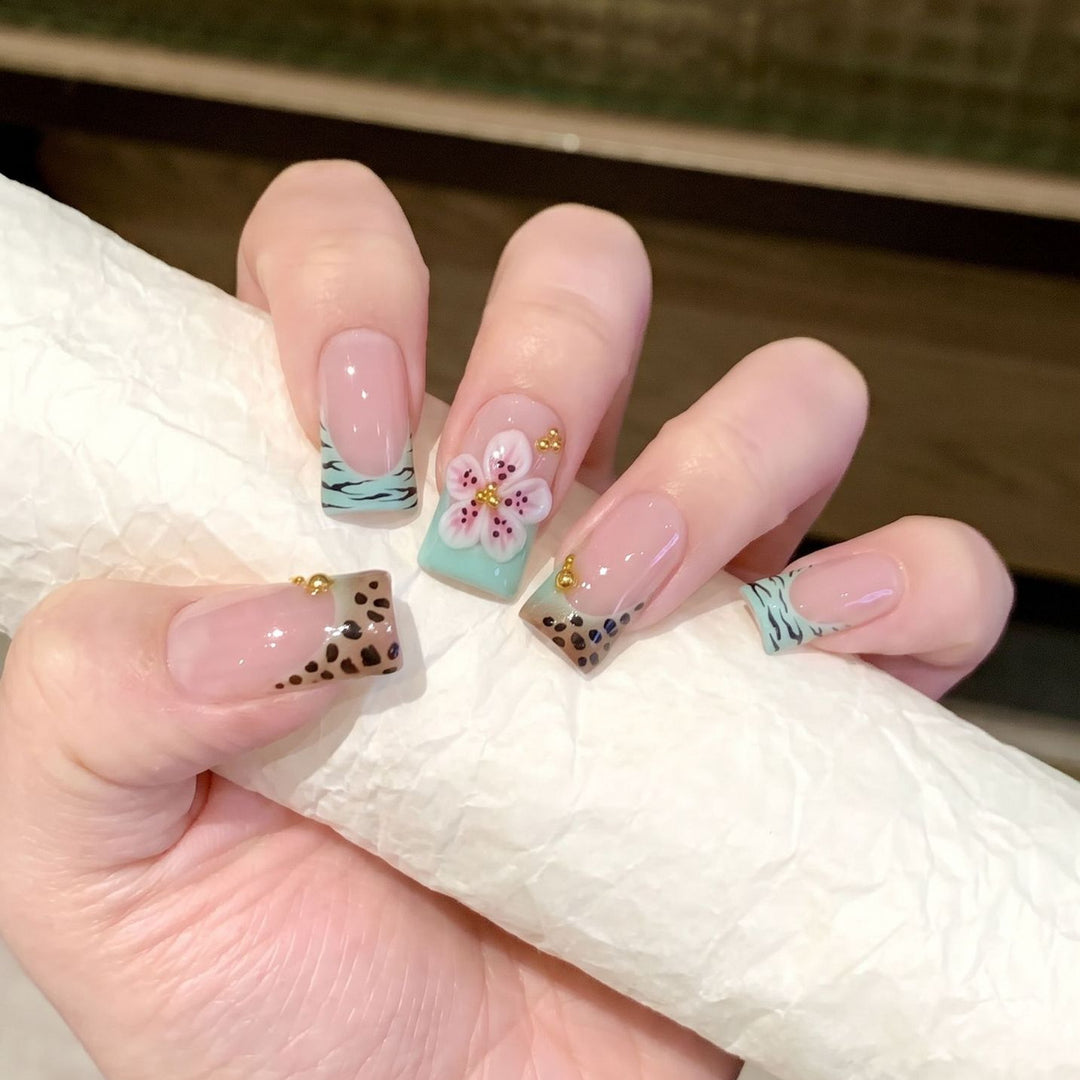 Künstlerisches Press-On-Nagel-Set mit floralem und gemustertem Design Karnz