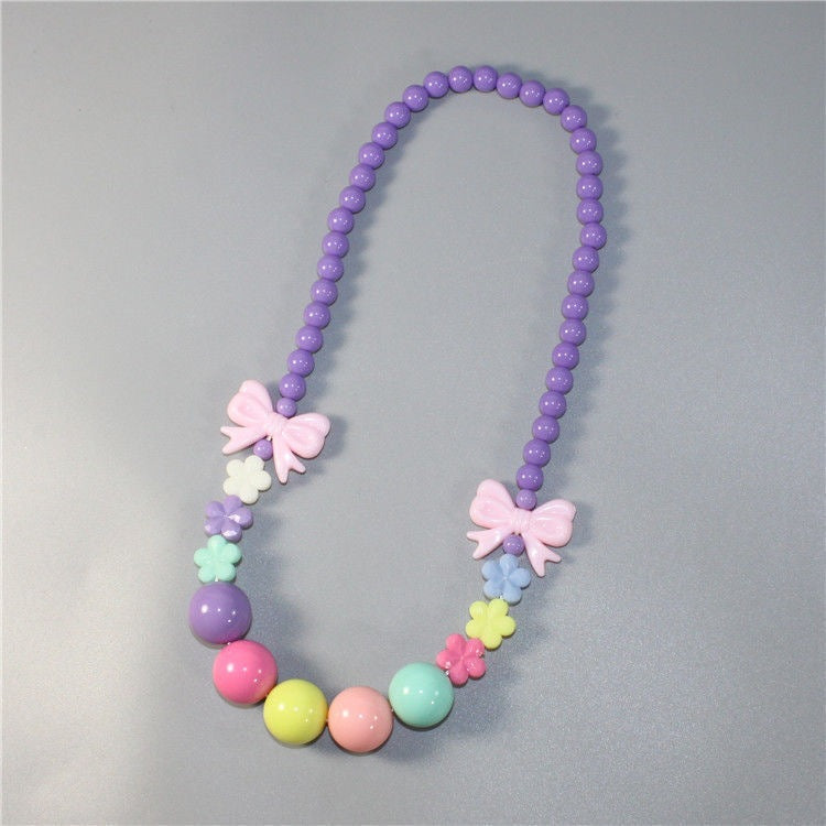 Bunte Perlenkette mit Floralen Elementen Karnz