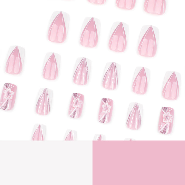 Kunstvolle Nailart mit floralem Design Karnz