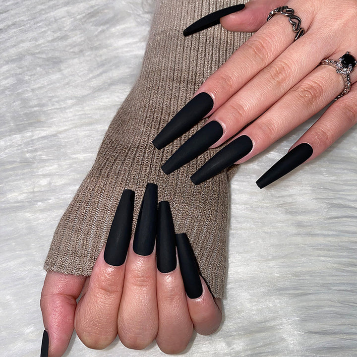 Künstliche Verlängerungen im trendigen Stiletto-Stil Karnz