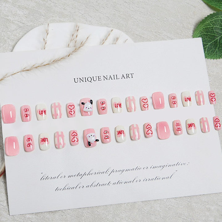 Kreatives Kunstnagelset mit modernen Herzmotiven Karnz