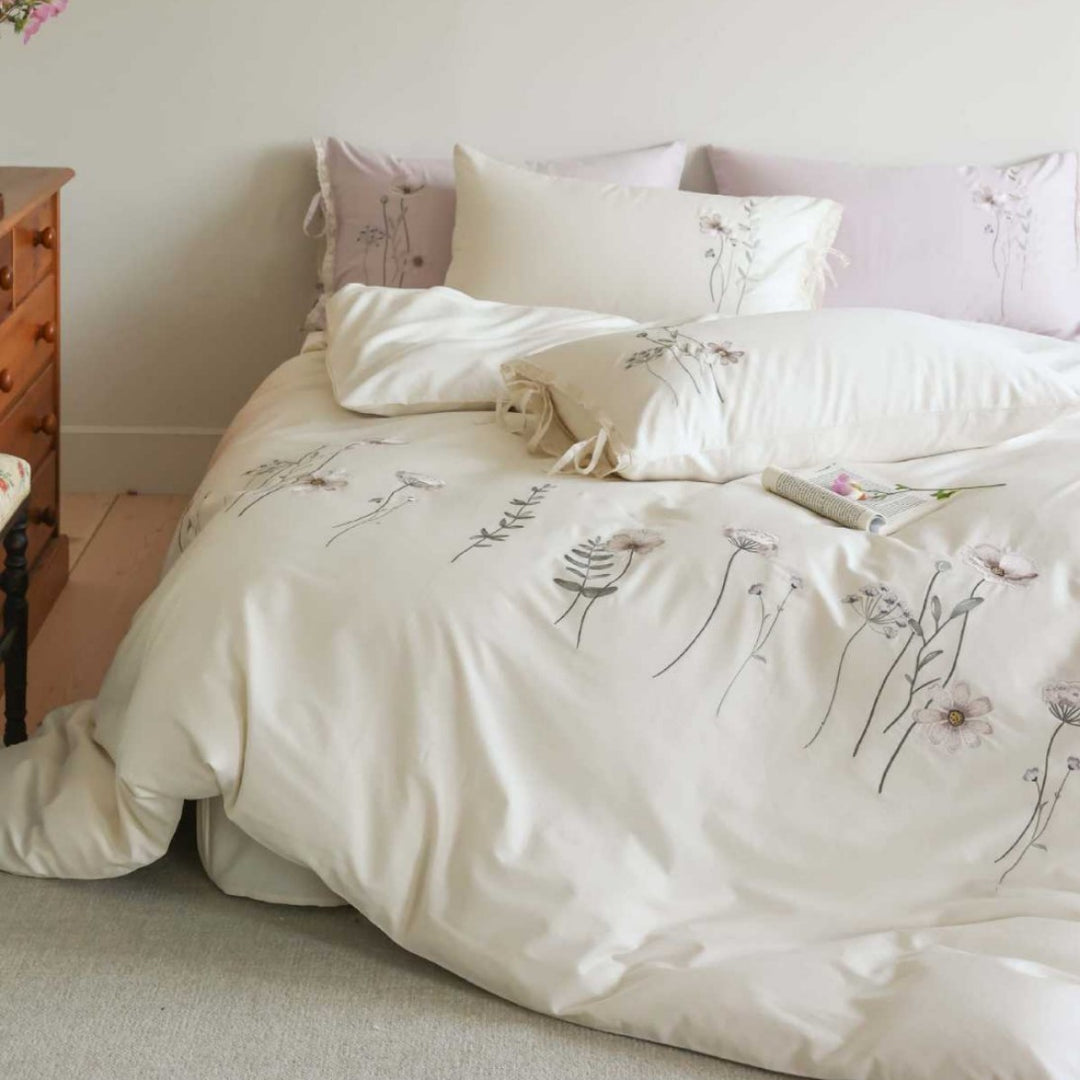 Florales besticktes Baumwoll-Bettbezug-Set mit Krawatten-Scham-Details