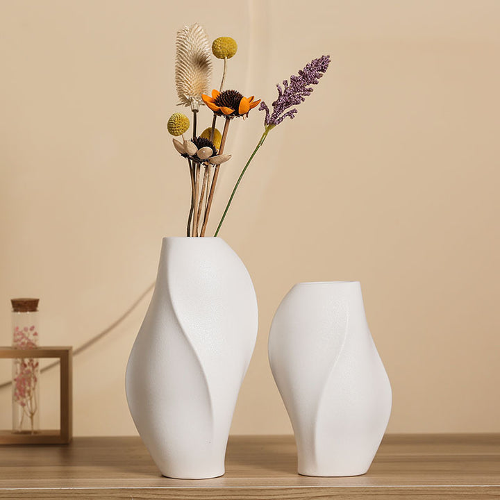 Elegante und zeitgenössische Keramikvase Karnz