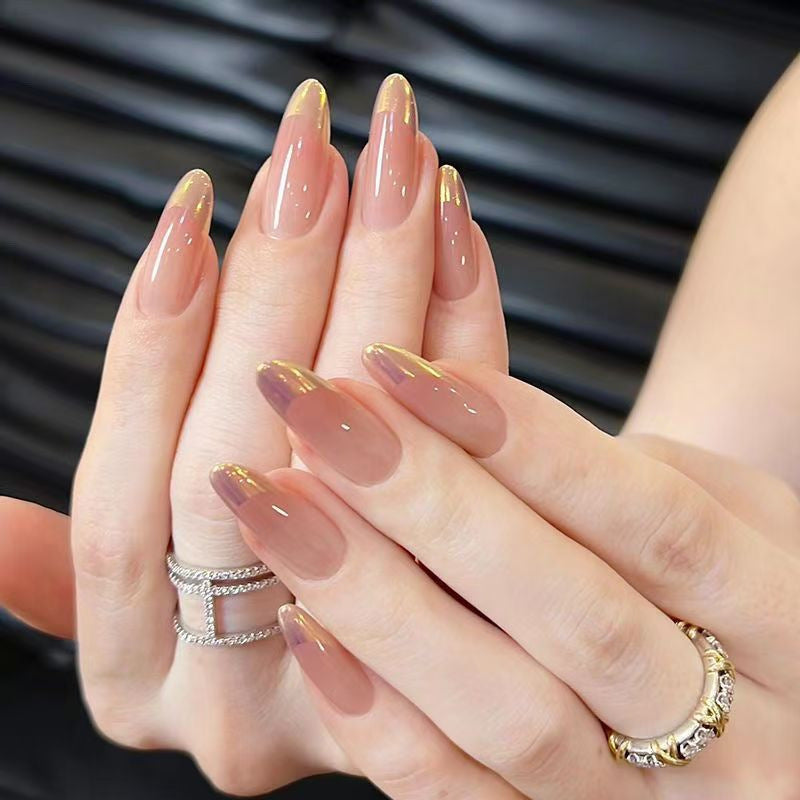 Kunstnägel mit Elegantem Farbverlauf und Metallic Akzenten Karnz