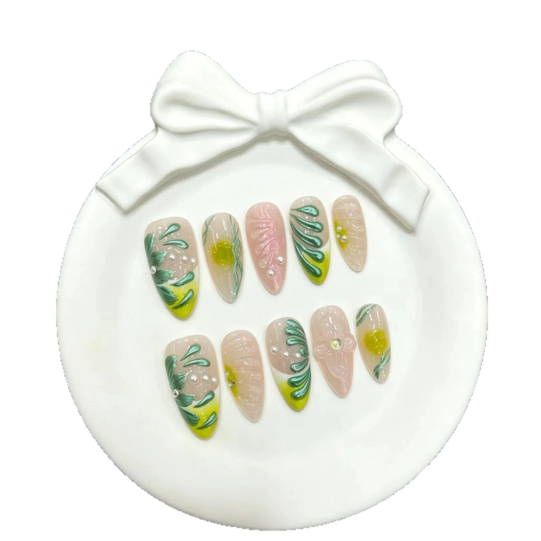 Dekoratives Press-On Nageldesign-Set mit floralen und botanischen Motiven
