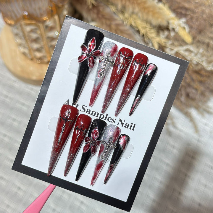 Künstlerisches Stiletto Press-On Nail Set mit einzigartigen gotischen Designelementen Karnz