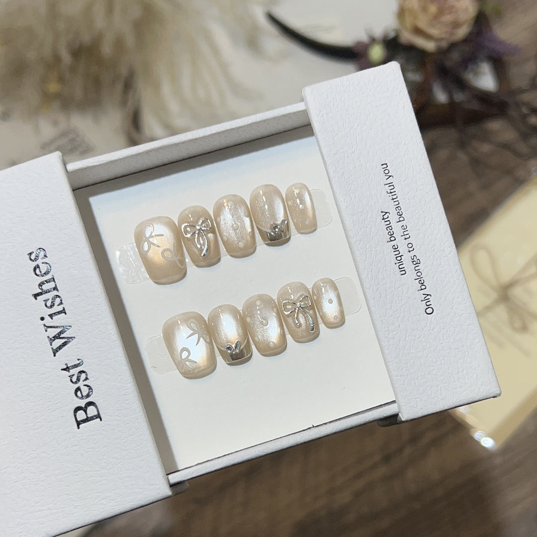 Elegantes mit Schleifen verziertes Press-On Nail Art Set Karnz