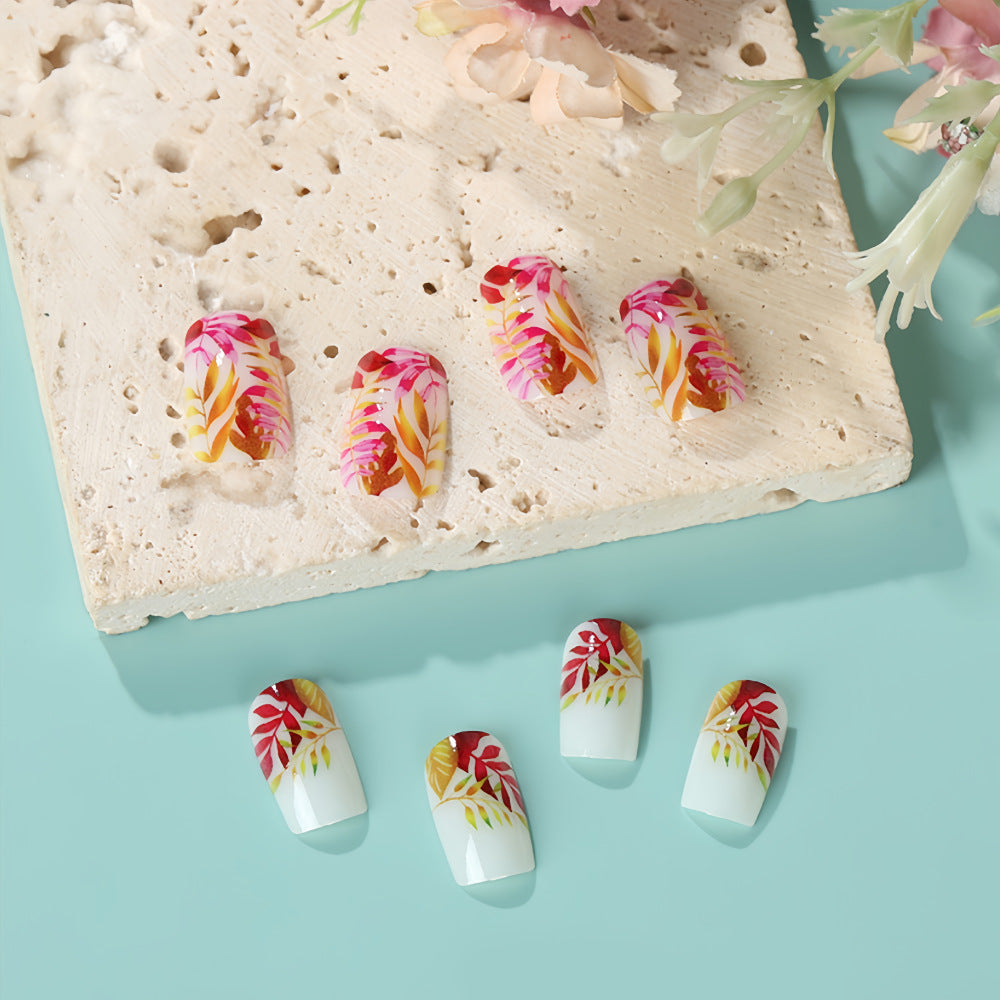 Stilvolle Kunstnägel mit botanischen Designs Karnz